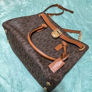 Chic and professional Michael Kors purse 👜